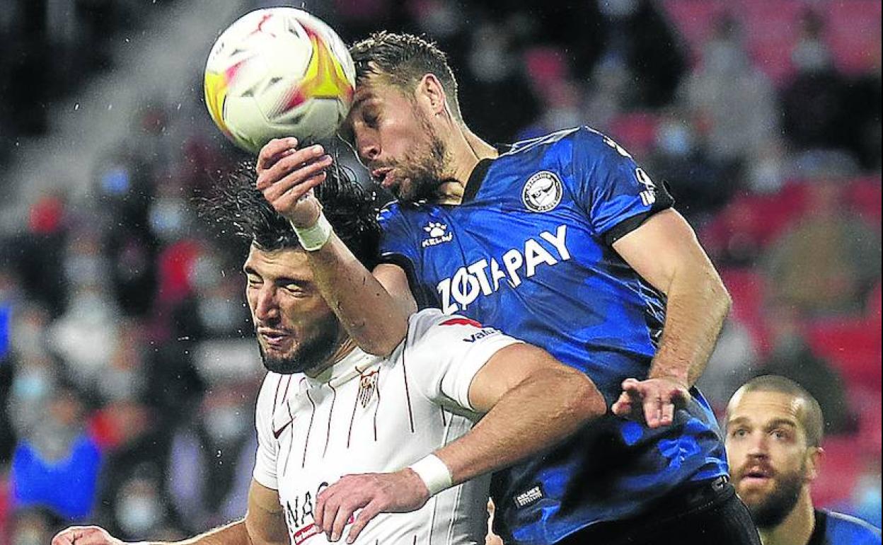 Lejeune se impone a Rafa Mir en un duelo aéreo. 