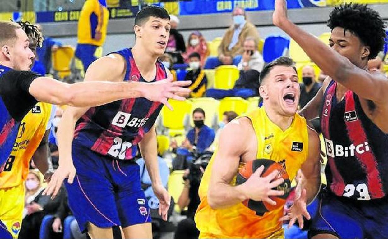 Sedekerskis, Fontecchio y Enoch ante Kramer en el pasado Gran Canaria-Baskonia de la Liga Endesa.