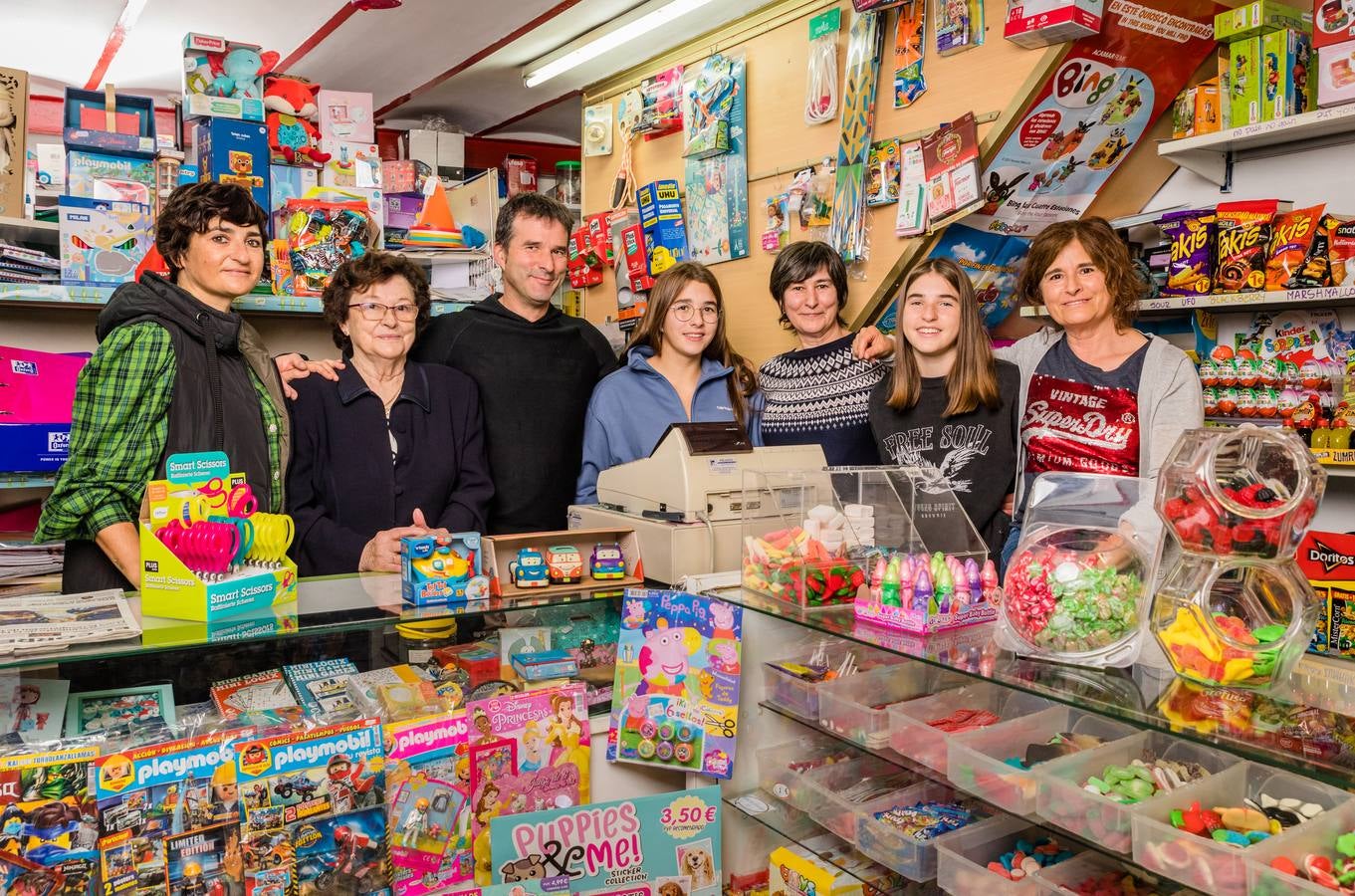 La familia, retratada en la tiendita Haurtxoa, en el 24 de la Avenida de Judimendi. De izquierda a derecha: Arantza, Mari Carmen, Alberto, Miren, María Jesús, Izaro y Begoña.