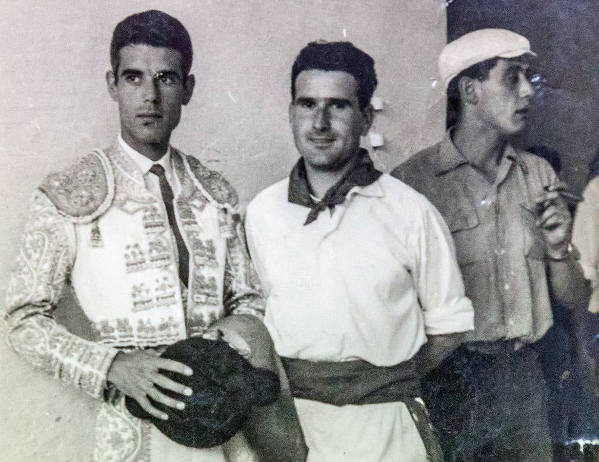 Ignacio Fernández de Retana, cabeza de familia (ya fallecido), en su época de mulillero en la plaza de toros de Vitoria.
