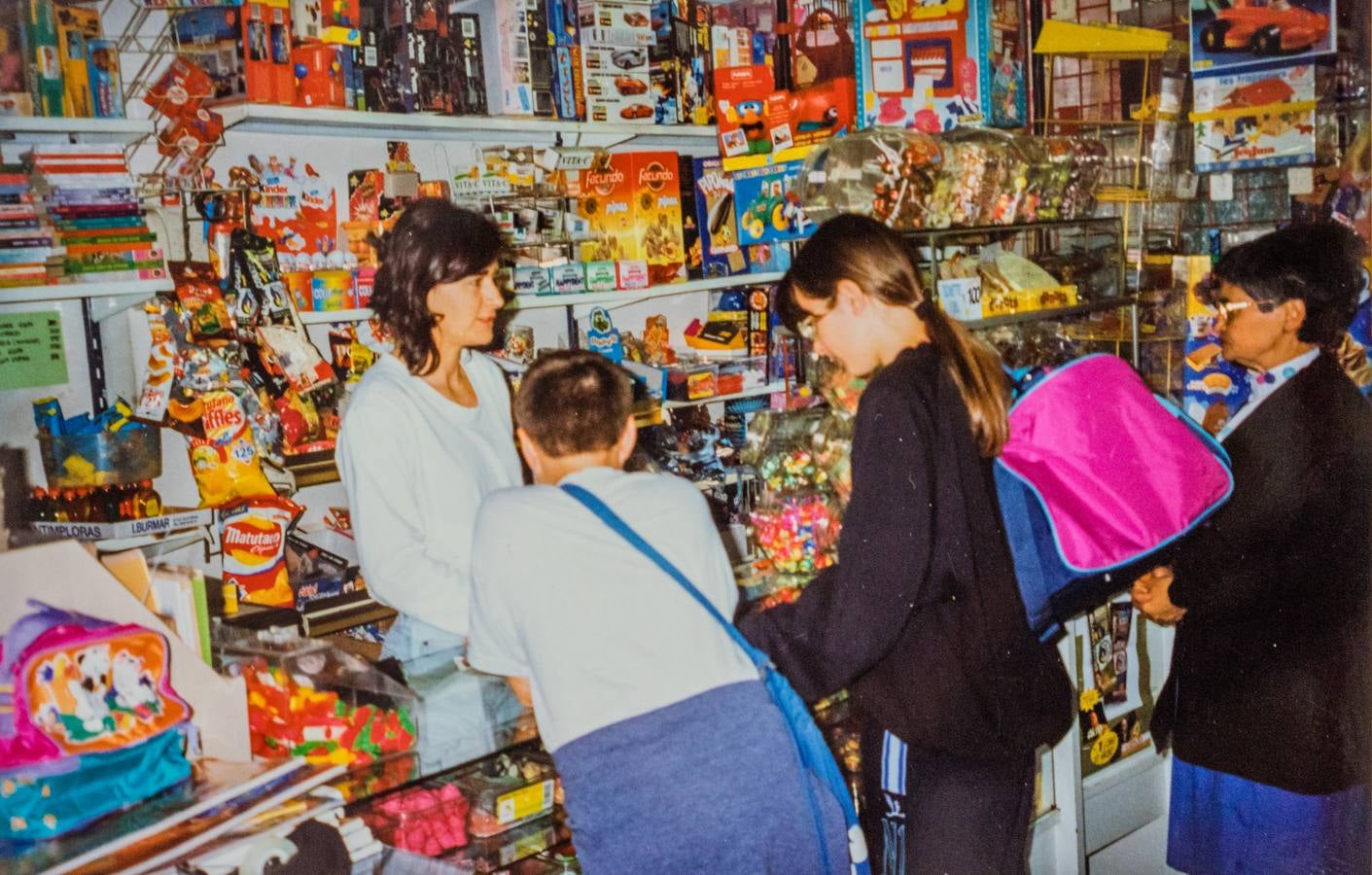 Begoña, en la tienda, en los 90 atendiendo a la clientela.