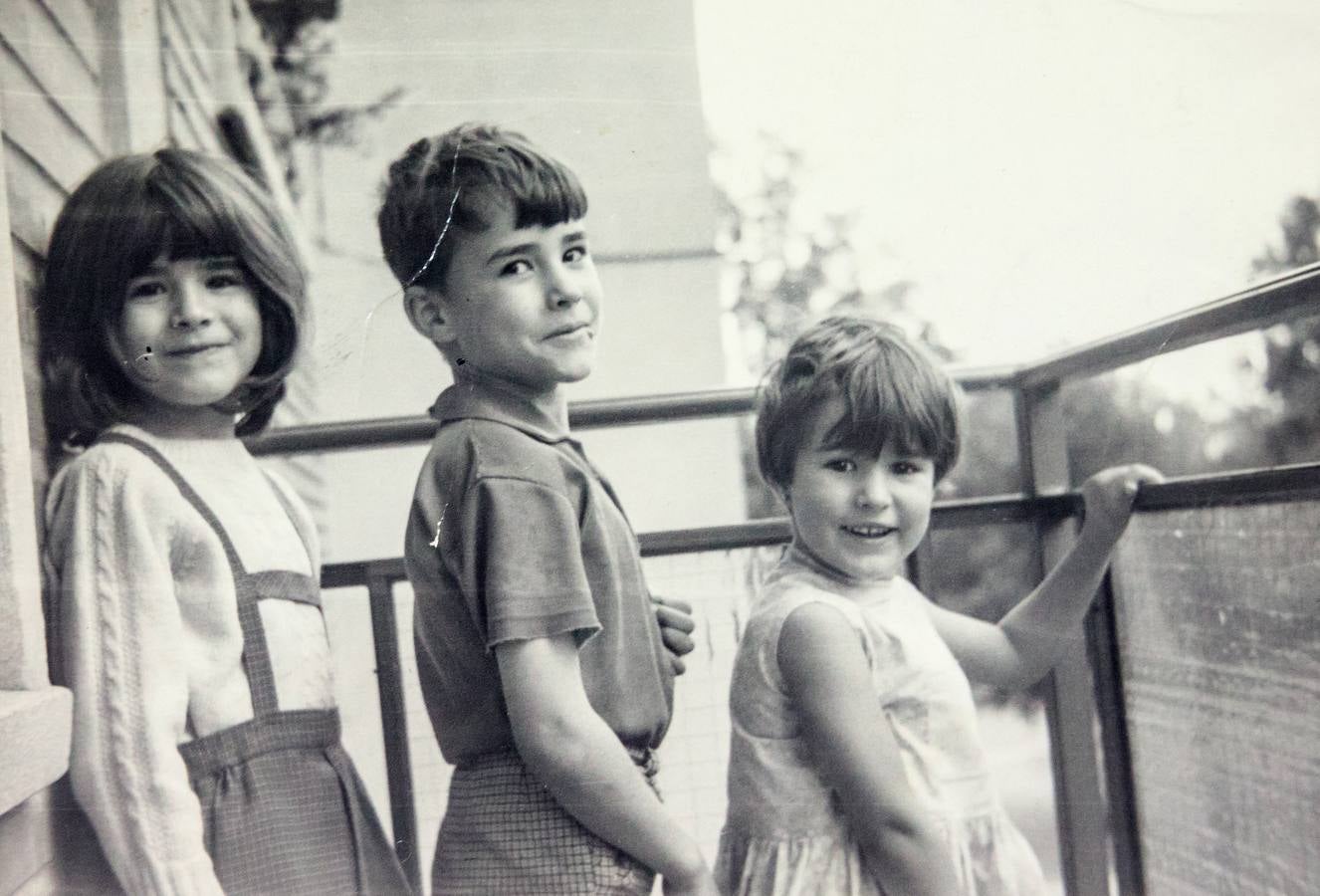 Los tres hermanos, retratados de niños en el balcón del hogar familiar.