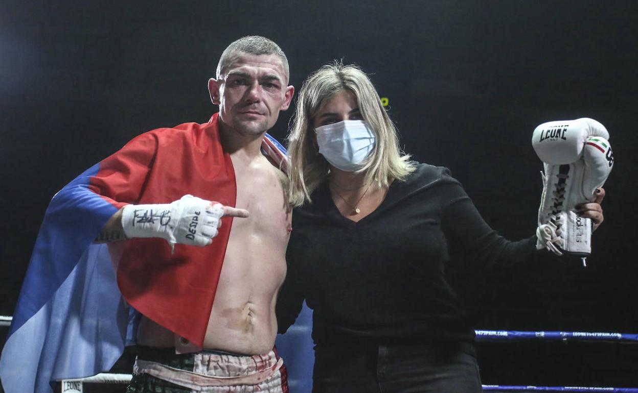 Emotivo obsequio. Tras el combate, Gago regaló uno de sus guantes a June, la hija de 'Corti'.