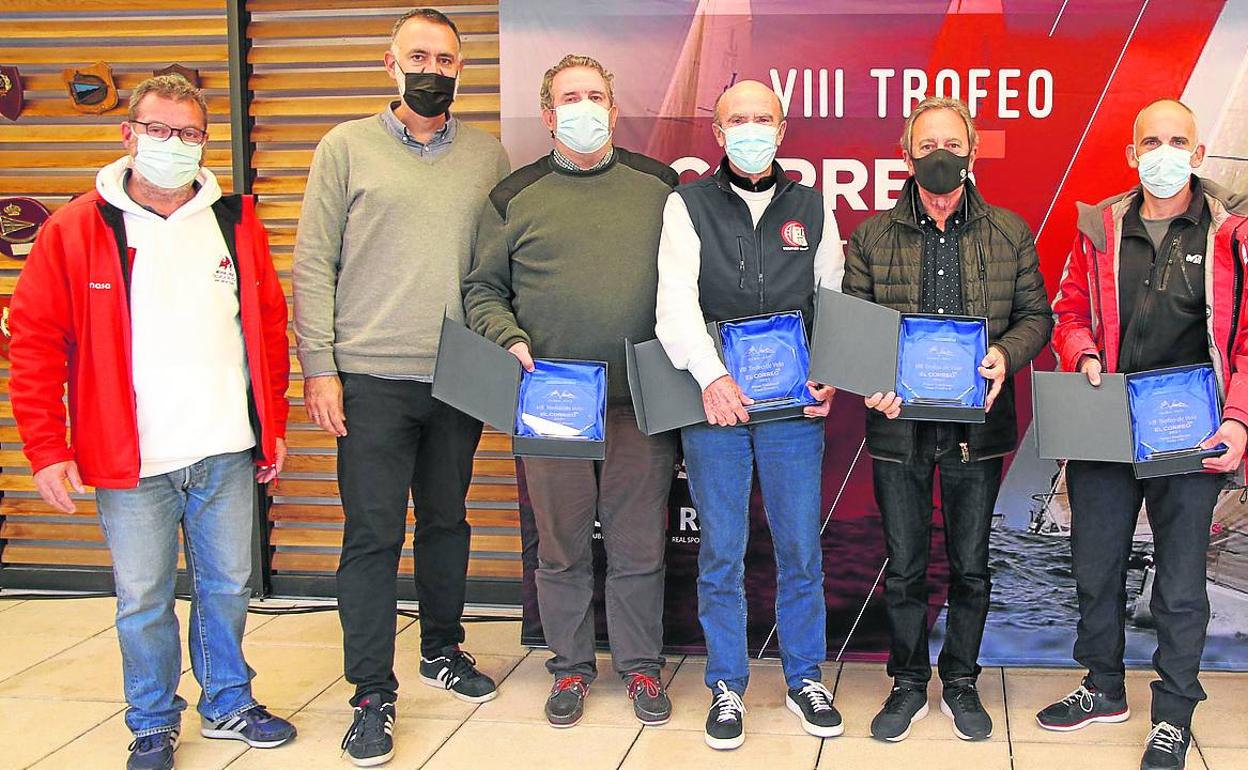 Ganadores y patrocinadores del VIII Trofeo EL CORREO de vela se hicieron la foto de familia en la entrega de premios. 