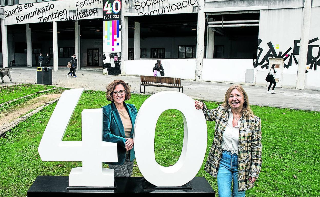 Ana Irene del Valle Loroño es la primera decana que tiene la facultad. A su lado, la profesora y periodista Carmen Peñafiel, que hizo la carrera aquí del 77 al 82. 