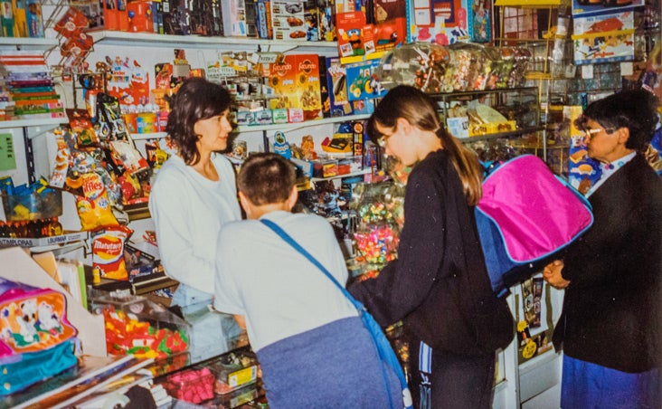 Galería. Begoña, en la tienda, en los 90 atendiendo a la clientela. 