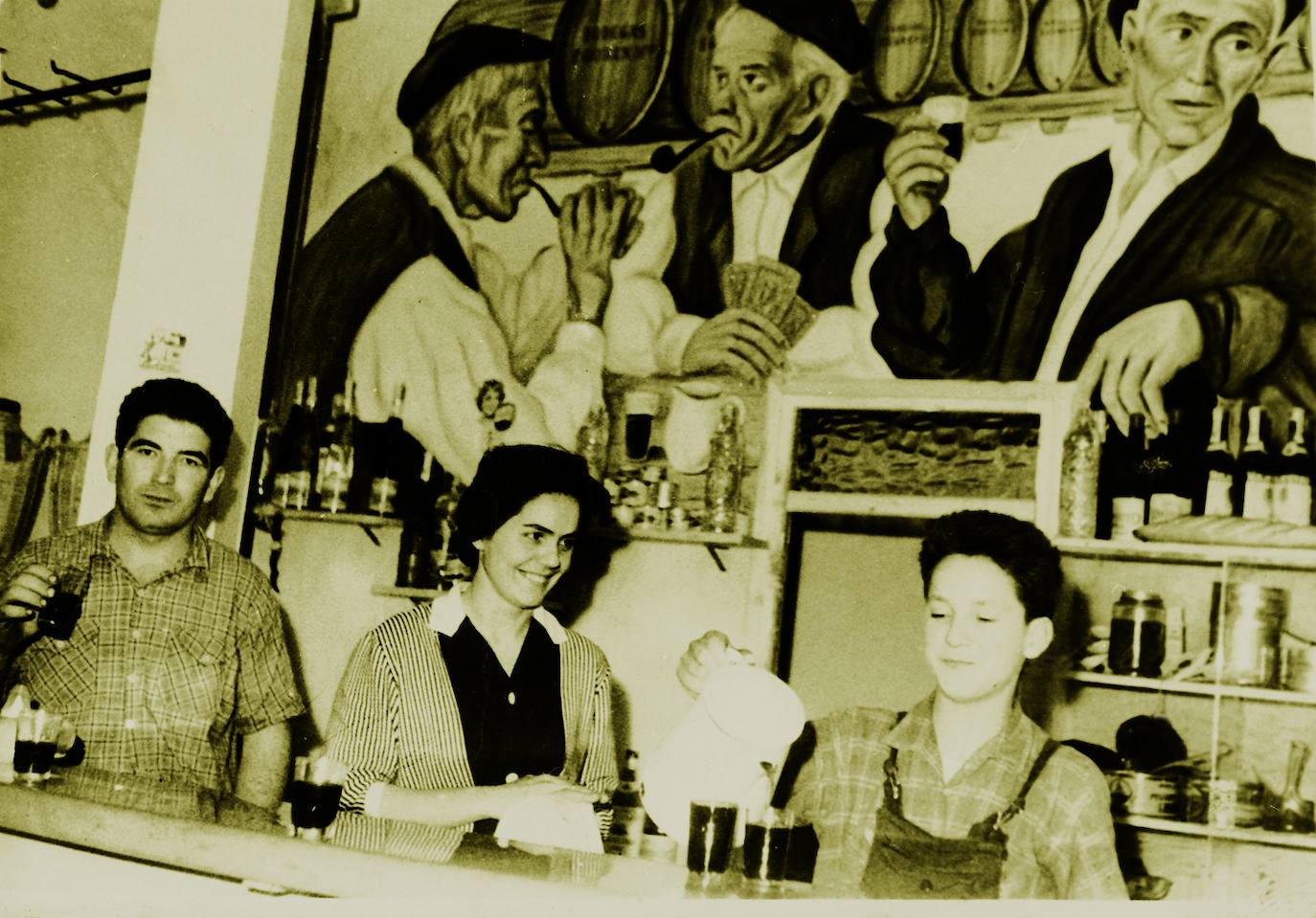 El matrimonio Eguren Cendoya con Tito, su jovencísimo tasquero, en el bar que abrieron en la calle Gorbea en 1960. 