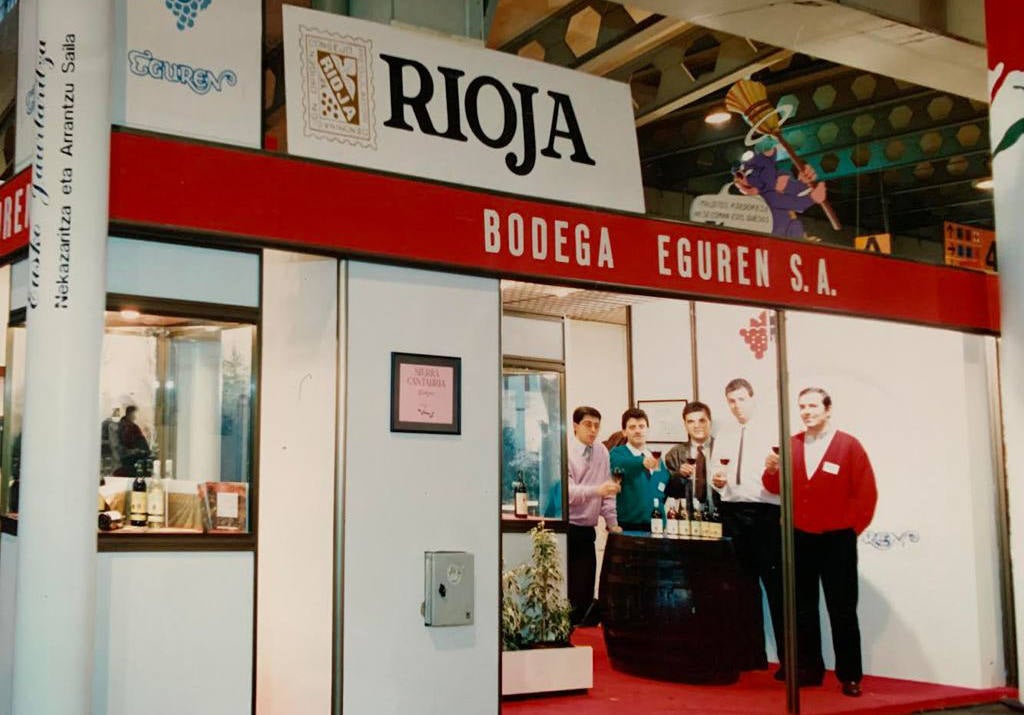 Los Eguren Ugarte, en una de las primeras ferias internacionales de vino a la que acudieron, a finales de los 80. 