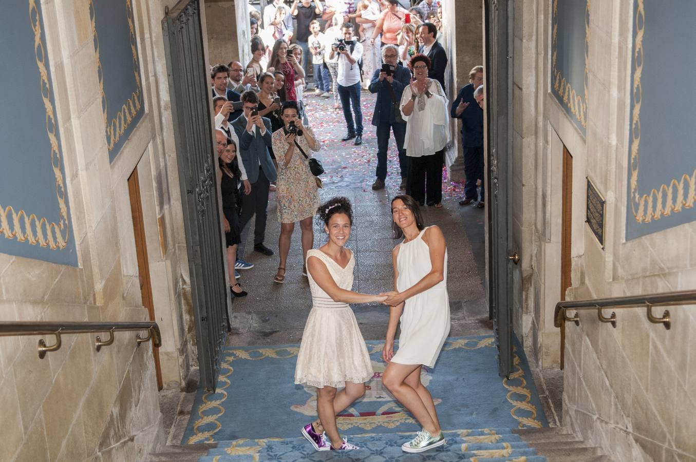 Bea y Livia sonríen en la escalinata de la Casa Consistorial como recién casadas.