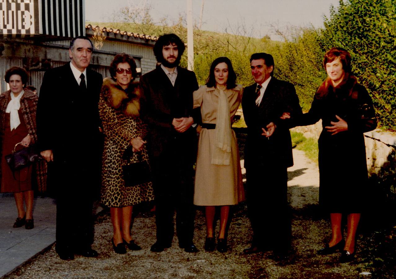 Foto de boda de los padres de Livia, con sus abuelos paternos (Jose Antonio y Mari Carmen) y maternos (Juan Angel y María). En el centro, los novios, Jose y Rosa.