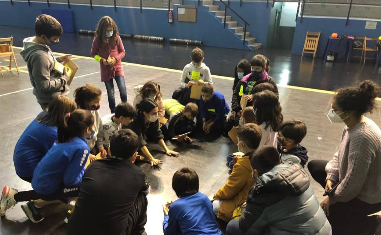 Participantes en la primera reunión del consejo infantil de Amurrio. 