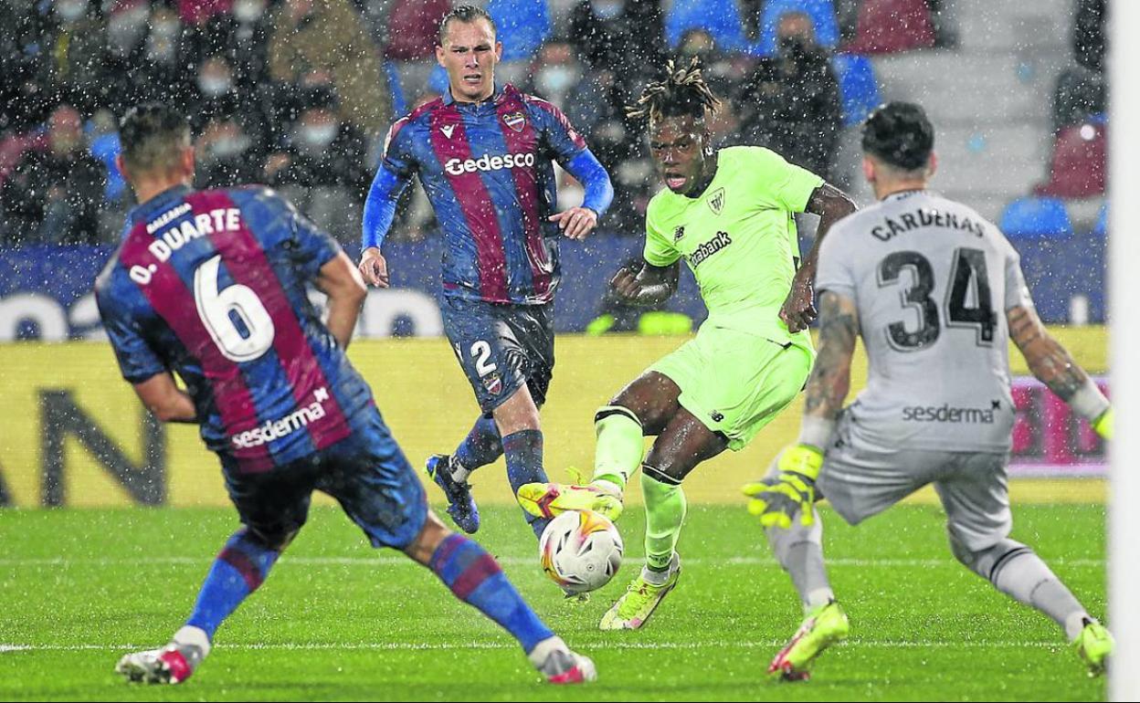 Nico Williams se fabricó él solo una buena ocasión ante el Levante. 