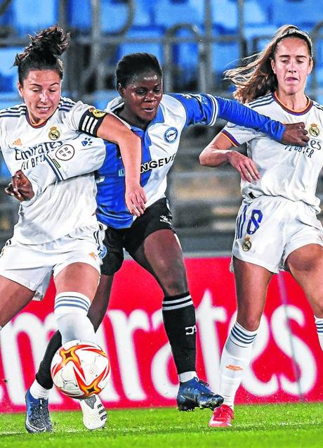 Imagen - Mukarama pelea por llevarse la pelota ante Oroz e Ivana. 