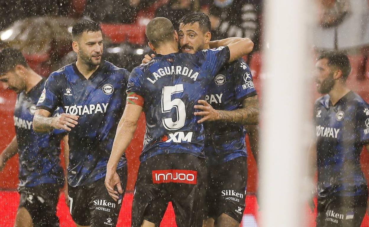 Edgar y Laguardia felicitan a Joselu tras su gol en Sevilla. 