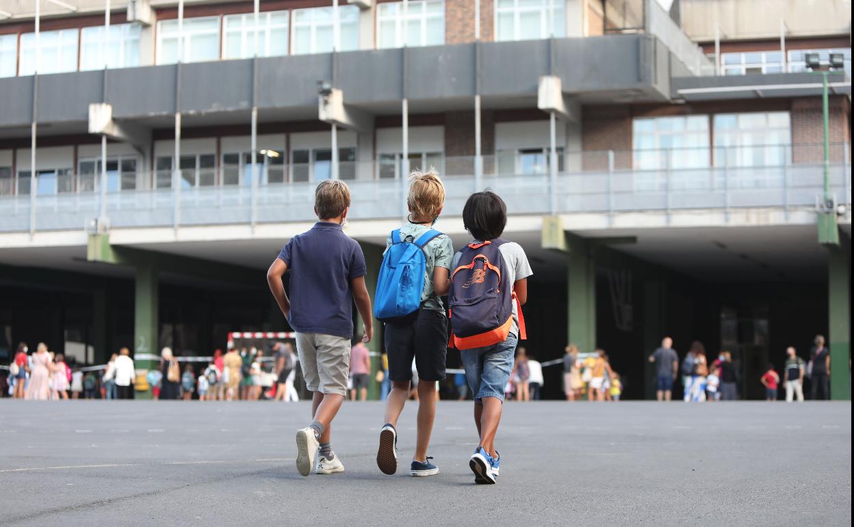 Se supera el centenar de aulas cerradas por brotes de covid en 60 colegios vascos