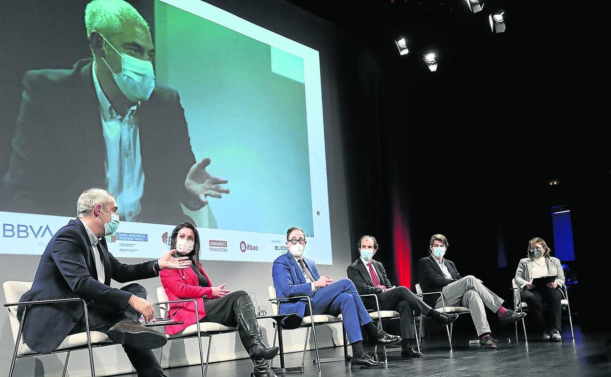 Debate. Raúl Posado (Euskaltel), Oihane Agirregoitia (Ayuntamiento de Bilbao), Jesús María García de Cos (Gobierno vasco), Joseba Mariezkurrena (Diputación de Bizkaia), Manuel Morales (BBVA) y la moderadora, Carmen Larrakoetxea.