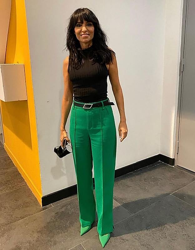 África Baeta, muy elegante con un top negro y un pantalón de pinzas verde, uno de los colores de la temporada.