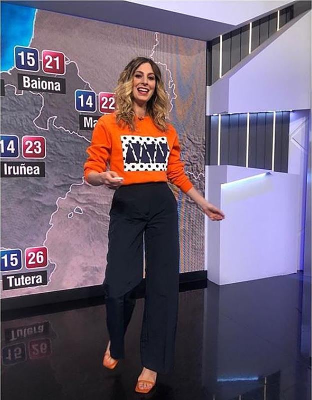 La presentadora June Ansoleaga con sudadera del diseñador vizcaíno Eder Aurre.