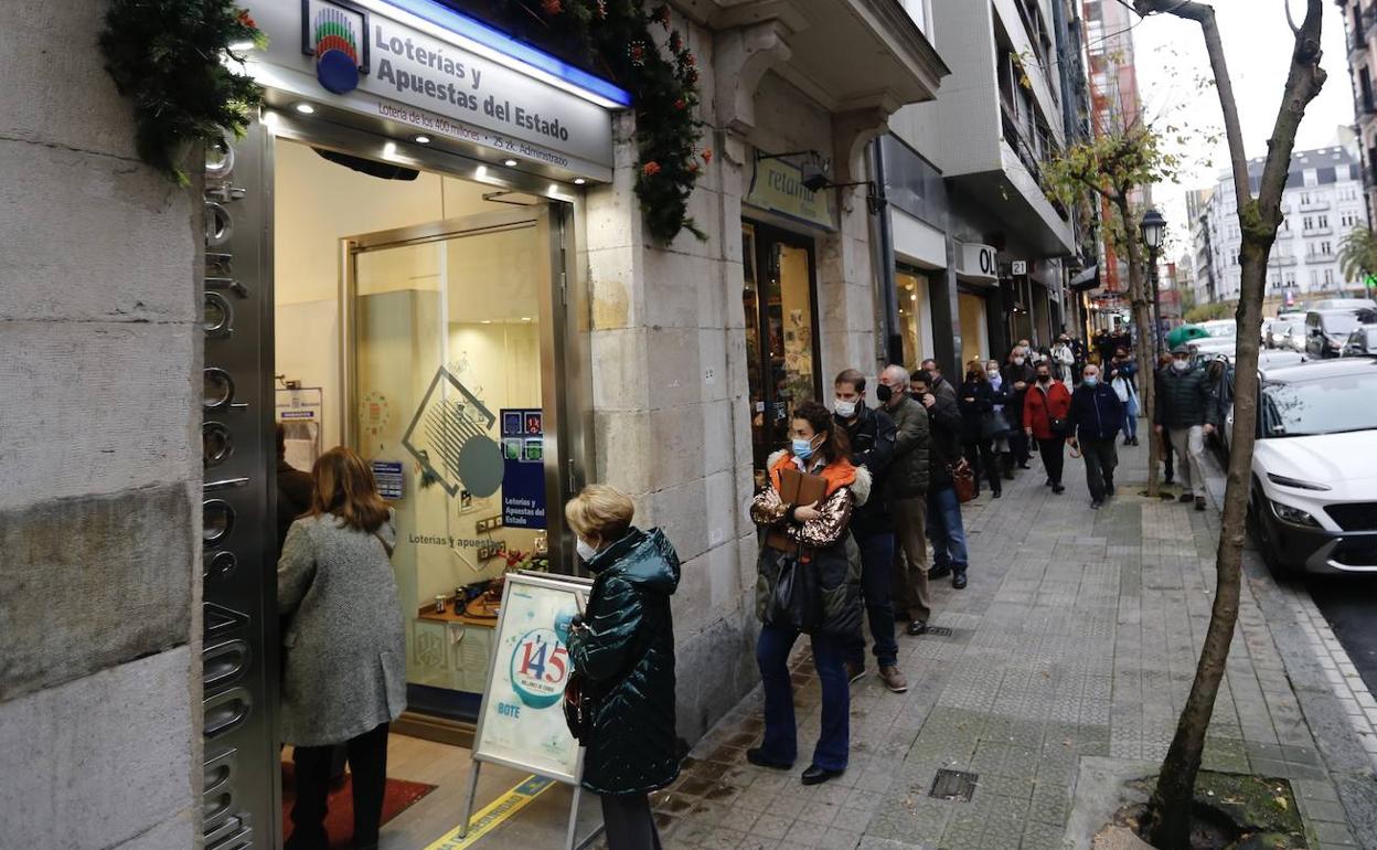 Lotería Navidad: Colas para comprar el número del Colegio de Abogados de Bizkaia