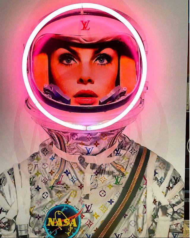 Nada de lo que puedas encontrar en esta tienda de curiosidades y objetos insólitos de Bilbao te dejará indiferente. ¿Qué te parece este cuadro protagonizado por la supermodelo Jean Shrimpton fotografiada por Richard Avedon vestida de astronauta para la edición especial de 'Harper’s Bazaar' de abril de 1965? La tienda de antigüedades y mobiliario 'vintage' Almoneda Campos está llena de piezas únicas y especiales para quienes sienten añoranza por los estilos del pasado. Los amantes de la decoración tienen una parada obligada en el número 1 de la calle Ávila, muy cerca del Mercado de Labayru.