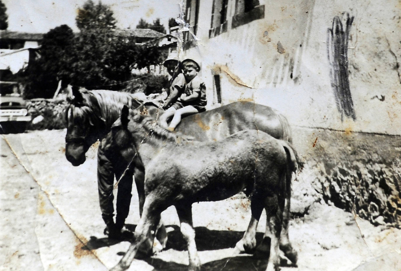 A lomos de la yegua Rubia, los hermanos Zatón cuando tenían dos y cuatro añitos, poco antes de venir a vivir a Vitoria.