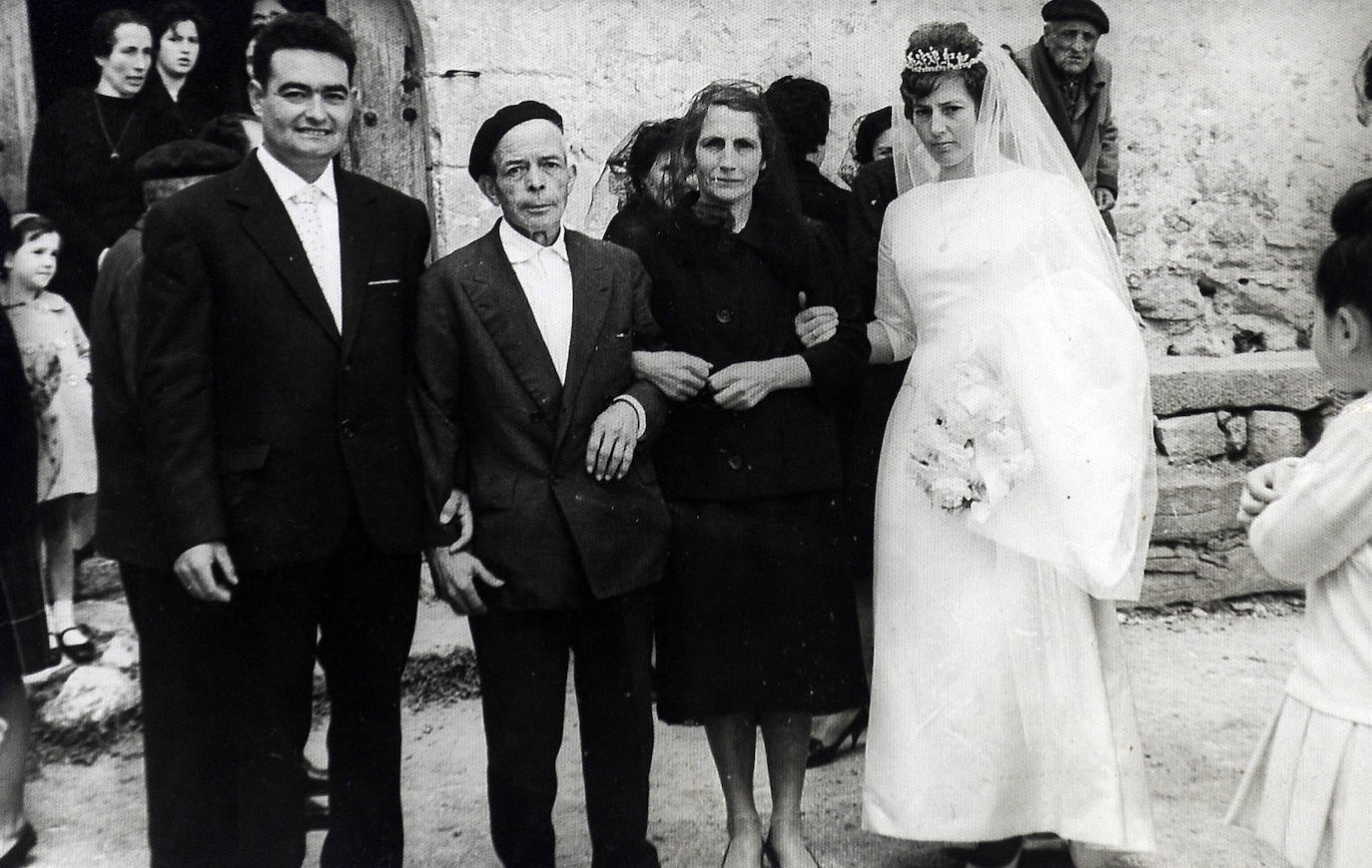 Pablo Zatón y Josefina Torre, el día de su boda, junto a los padres de ella: Laureano Torre y Araceli Ortiz.