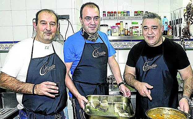 Juantxu del Olmo jugó la faceta más conservadora con un bacalao ajoarriero y Seve Ubierna arriesgó añadiendo al garbanzo de Garlan un falso sushi a base de puerro y manitas de cerdo. 