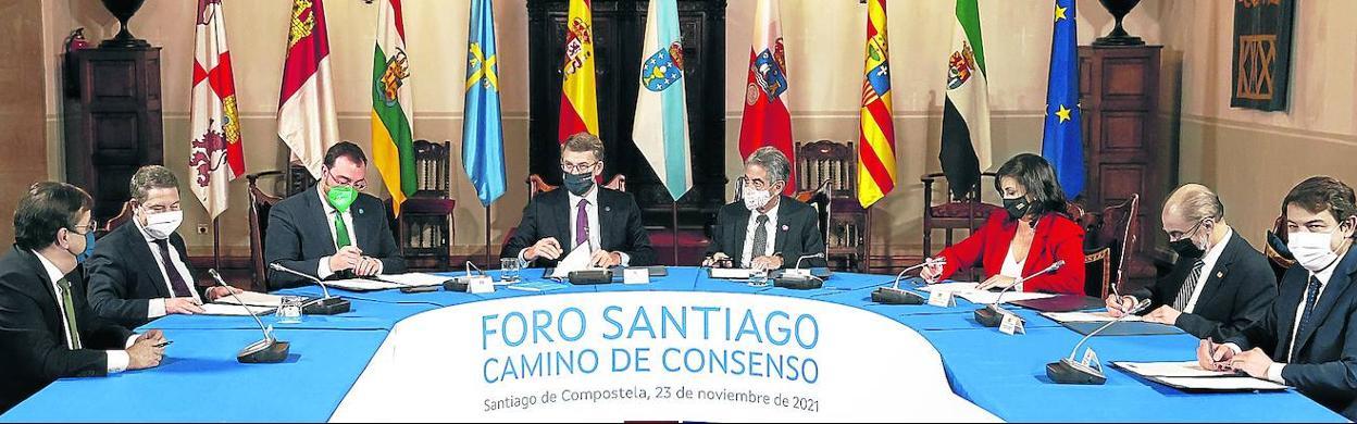 Los presidentes de Extremadura, Castilla-La Mancha, Asturias, Galicia, Cantabria, La Rioja, Aragón y Castilla y León, ayer en la cumbre de Santiago. 