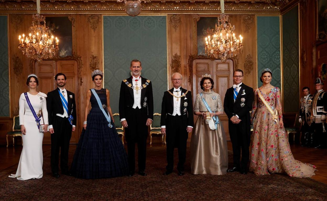 De izquierda a derecha, Sofía y Carlos Felipe de Suecia, los reyes Letizia y Felipe, los reyes Carlos Gustavo y Silvia, David Westling y la princesa heredera Victoria, en la cena de gala de anoche en Estocolmo. 