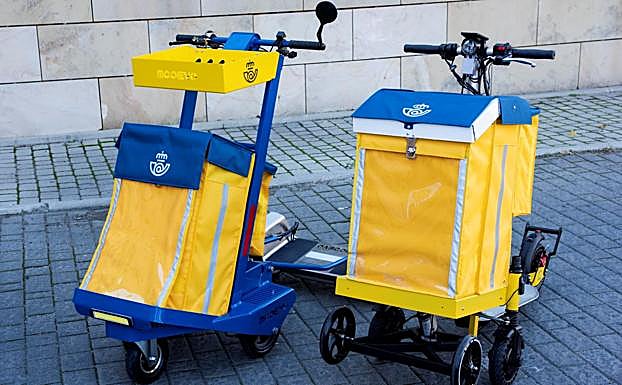 Los dos modelos de carros asistidos que Correos a prueba durante un año. 
