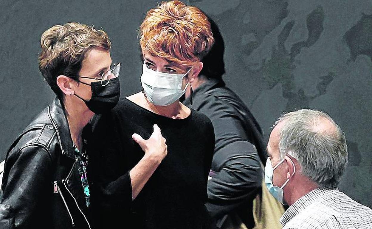 María Chivite charla con Bakartxo Ruiz y Adolfo Araiz. 