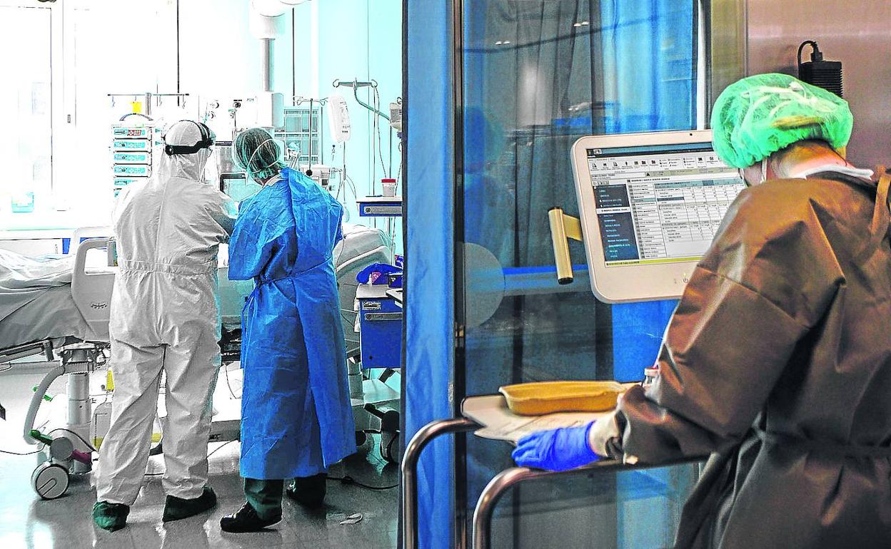 Sanitarios de Osakidetza atienden a un paciente con coronavirus ingresado en una UCI. 