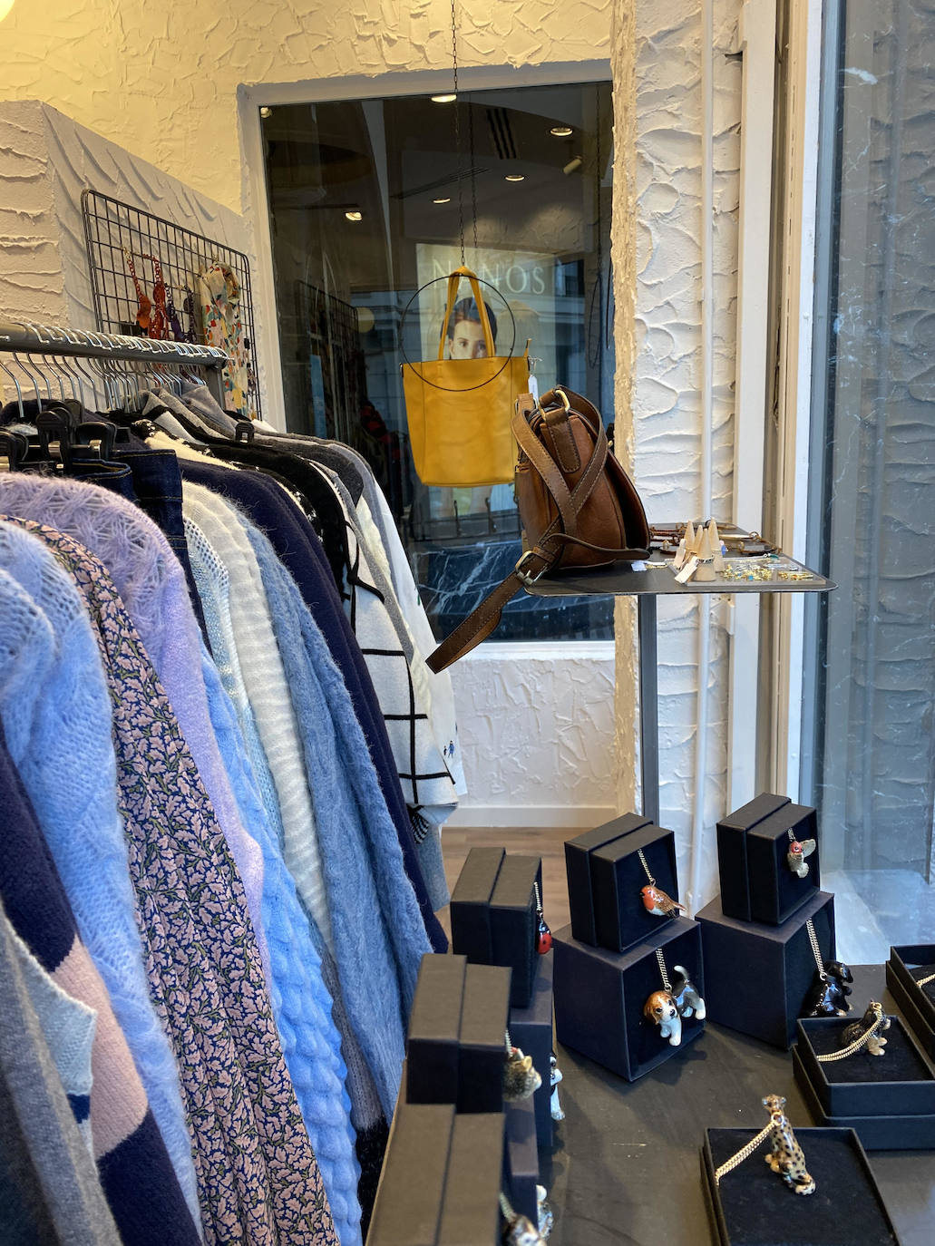 Fotos: La tienda de esta argentina llega al centro de Bilbao con muchos cuadros, rayas y jerséis de colores