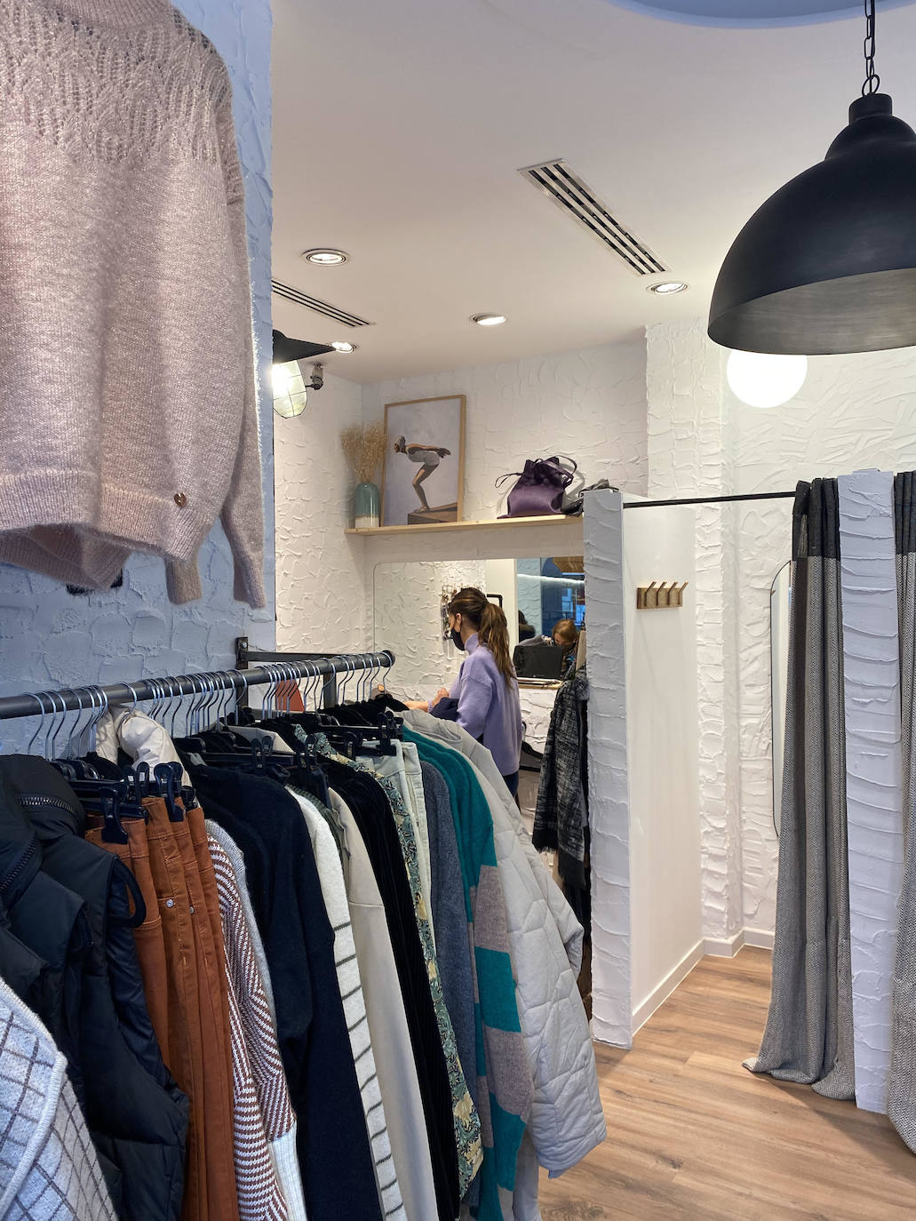 Fotos: La tienda de esta argentina llega al centro de Bilbao con muchos cuadros, rayas y jerséis de colores