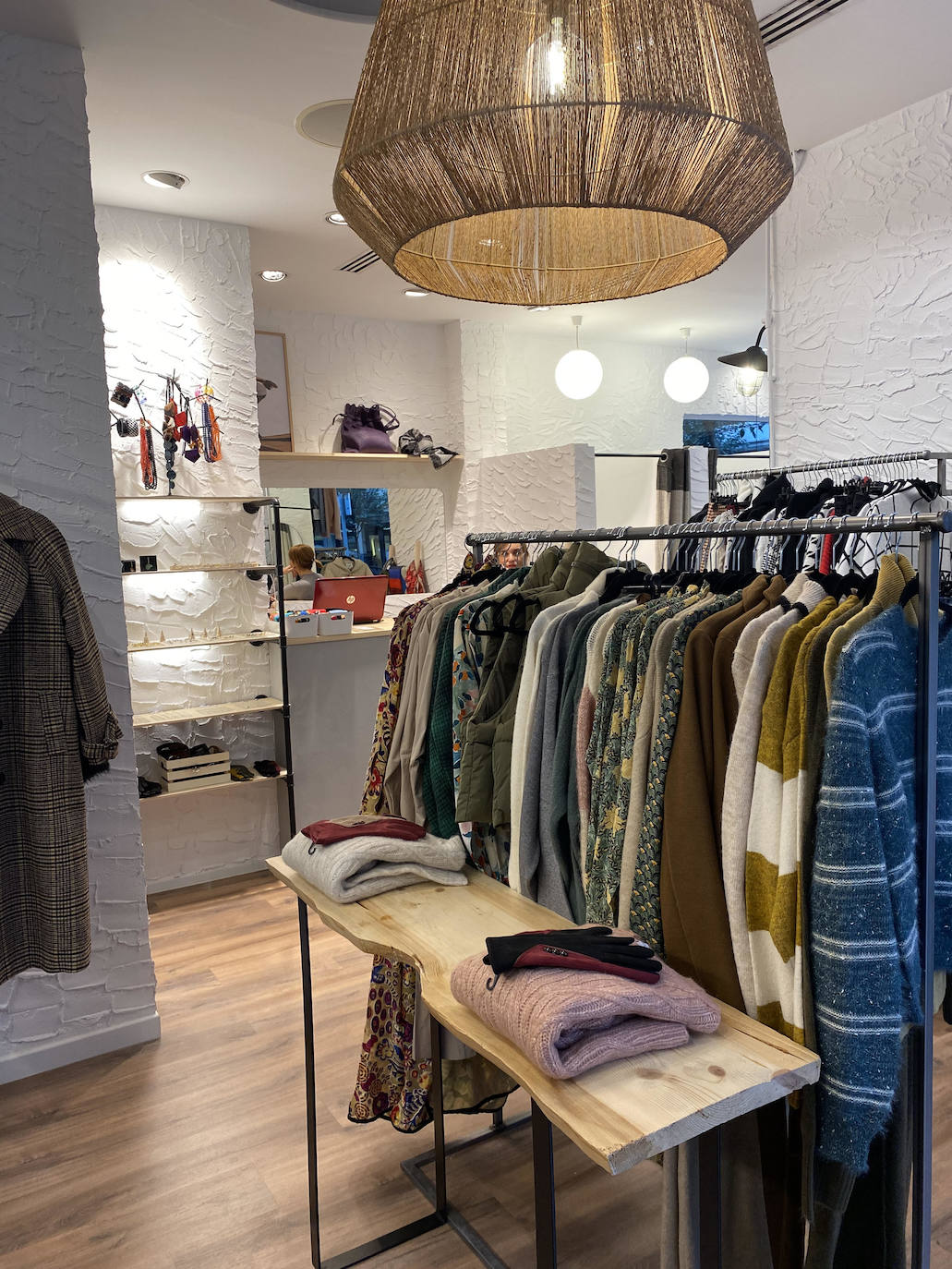 Fotos: La tienda de esta argentina llega al centro de Bilbao con muchos cuadros, rayas y jerséis de colores