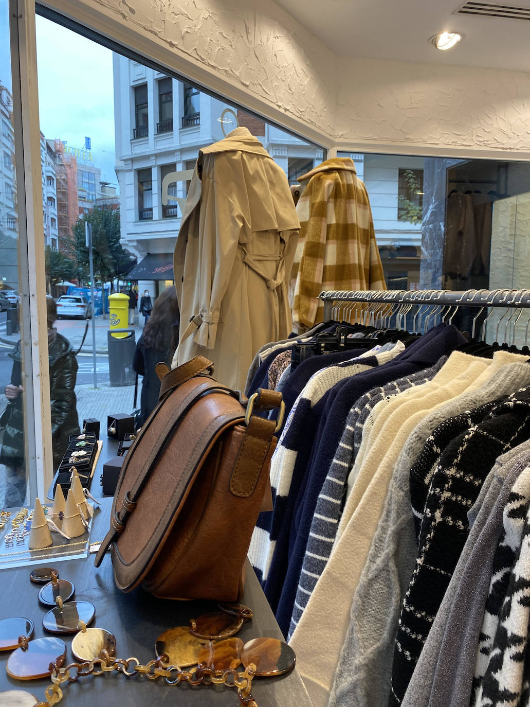 Fotos: La tienda de esta argentina llega al centro de Bilbao con muchos cuadros, rayas y jerséis de colores