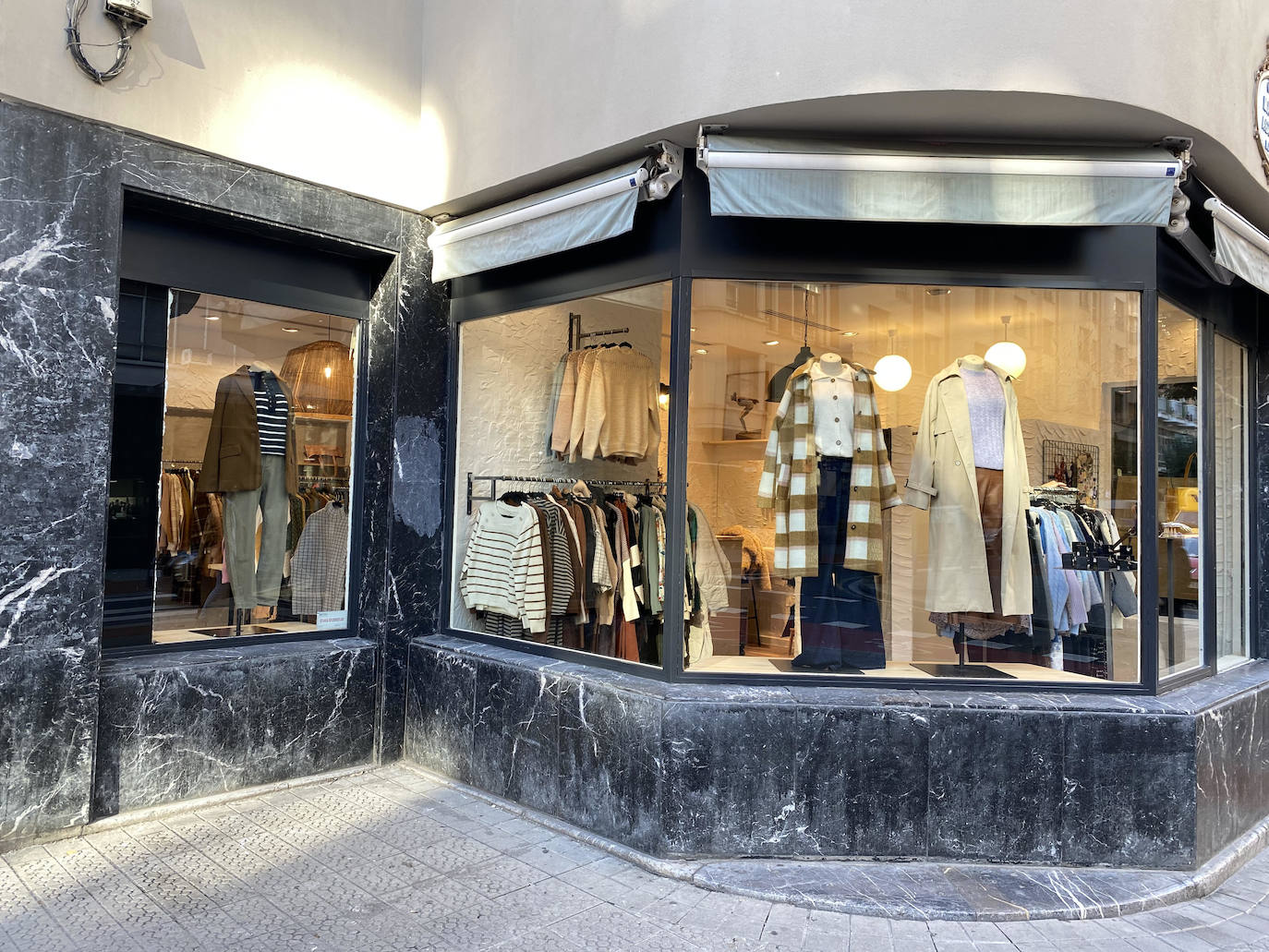 Fotos: La tienda de esta argentina llega al centro de Bilbao con muchos cuadros, rayas y jerséis de colores