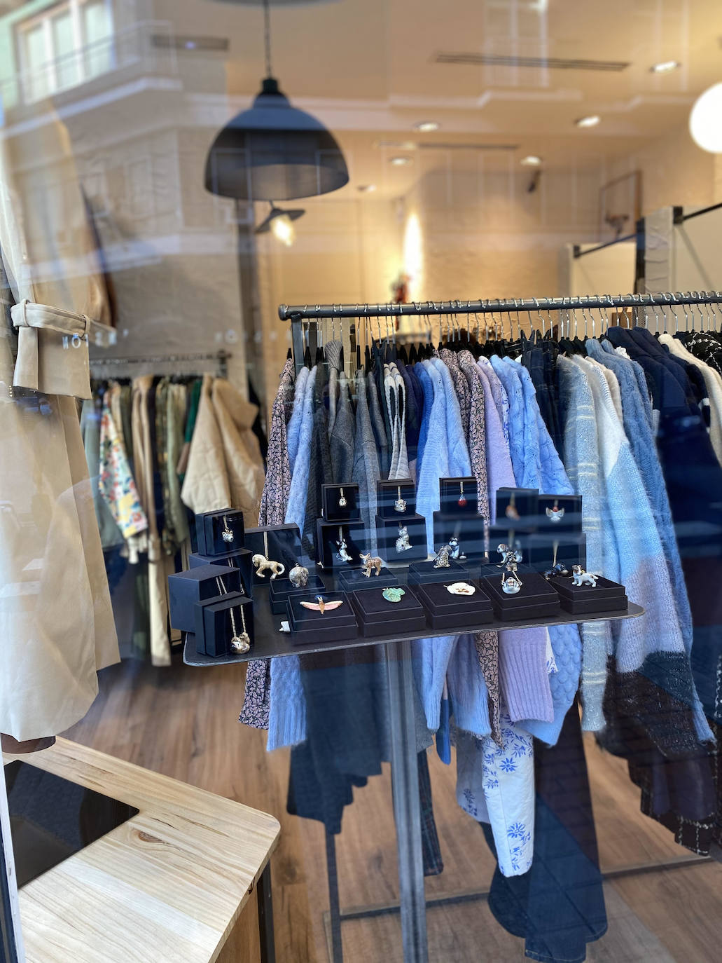 Fotos: La tienda de esta argentina llega al centro de Bilbao con muchos cuadros, rayas y jerséis de colores