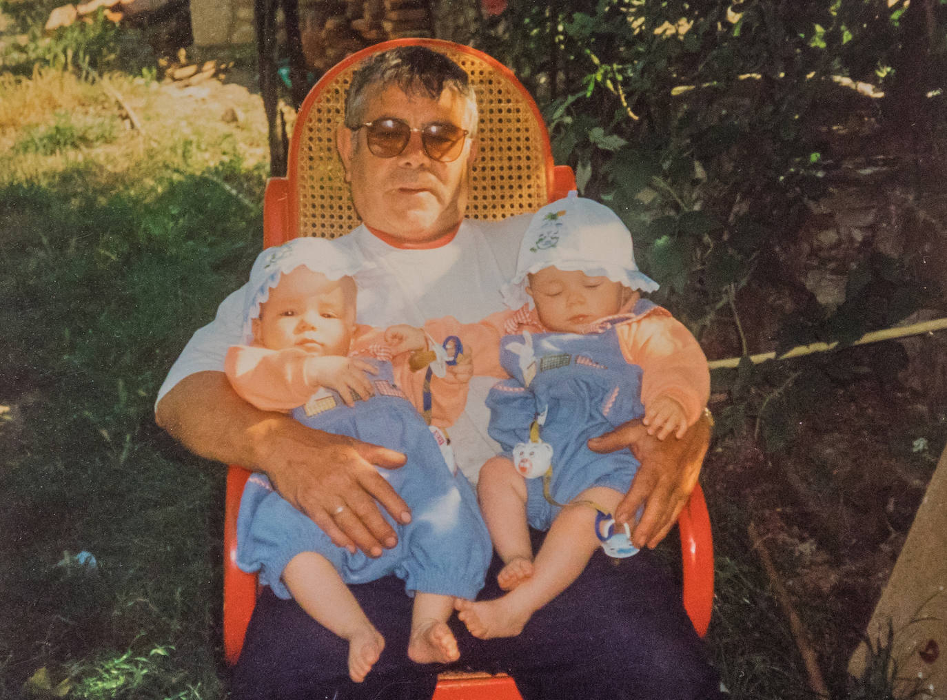 El abuelo Francisco con sus nietas Jone y Alba.