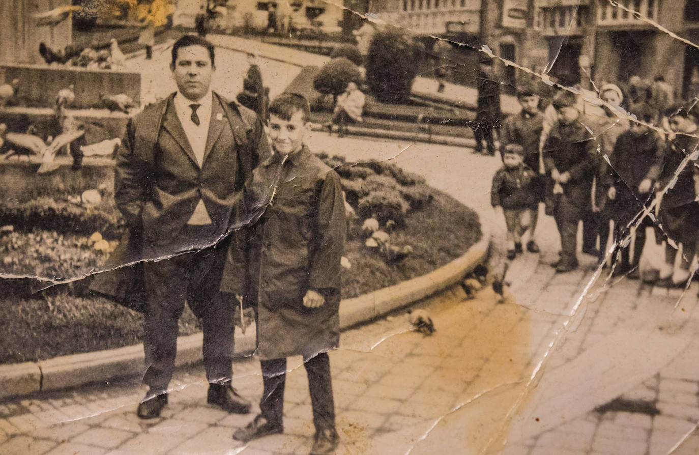 Francisco y su hermano Cristóbal vestidos de domingo en la plaza de la Virgen Blanca.