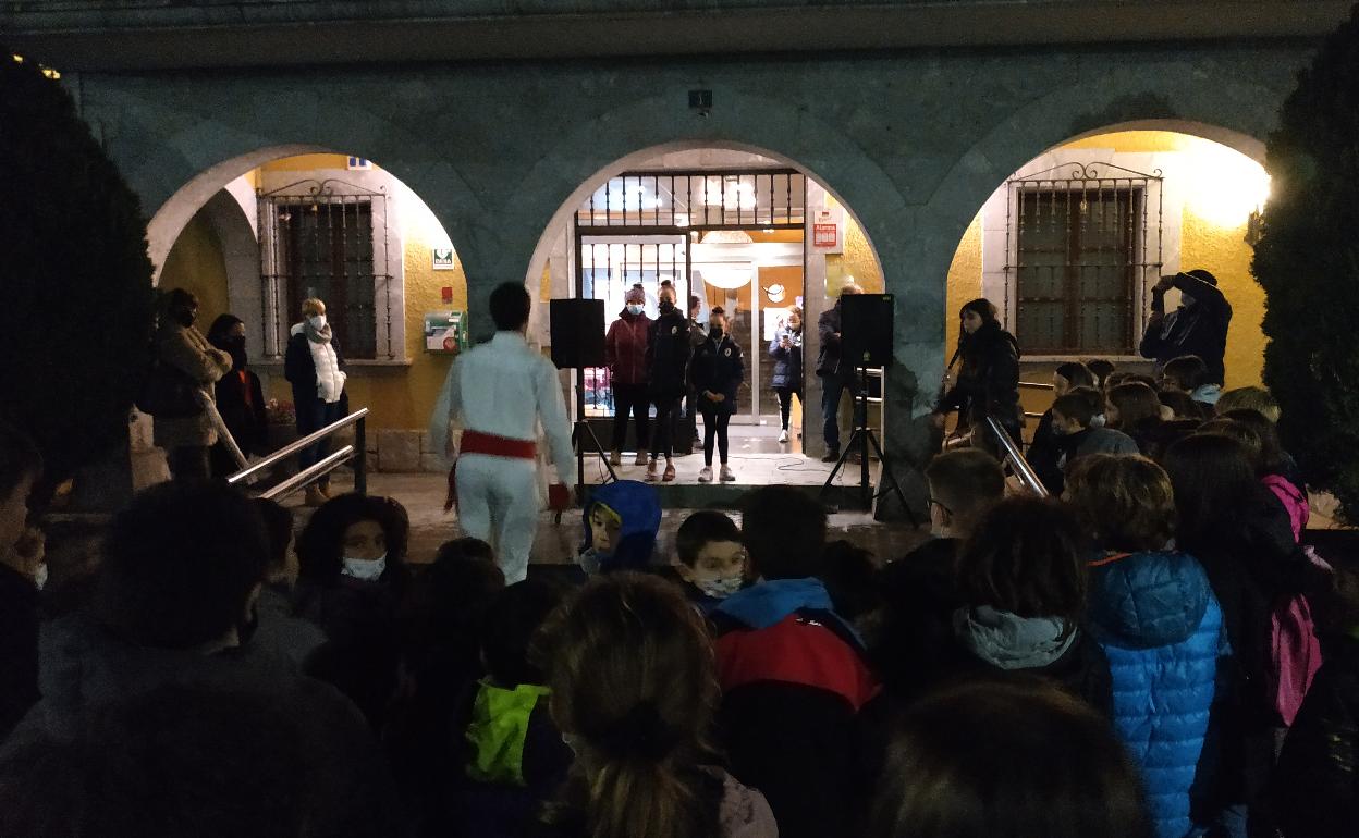 Las tres deportistas txupineras recibieron un aurresku en la puerta del Ayuntamiento. 