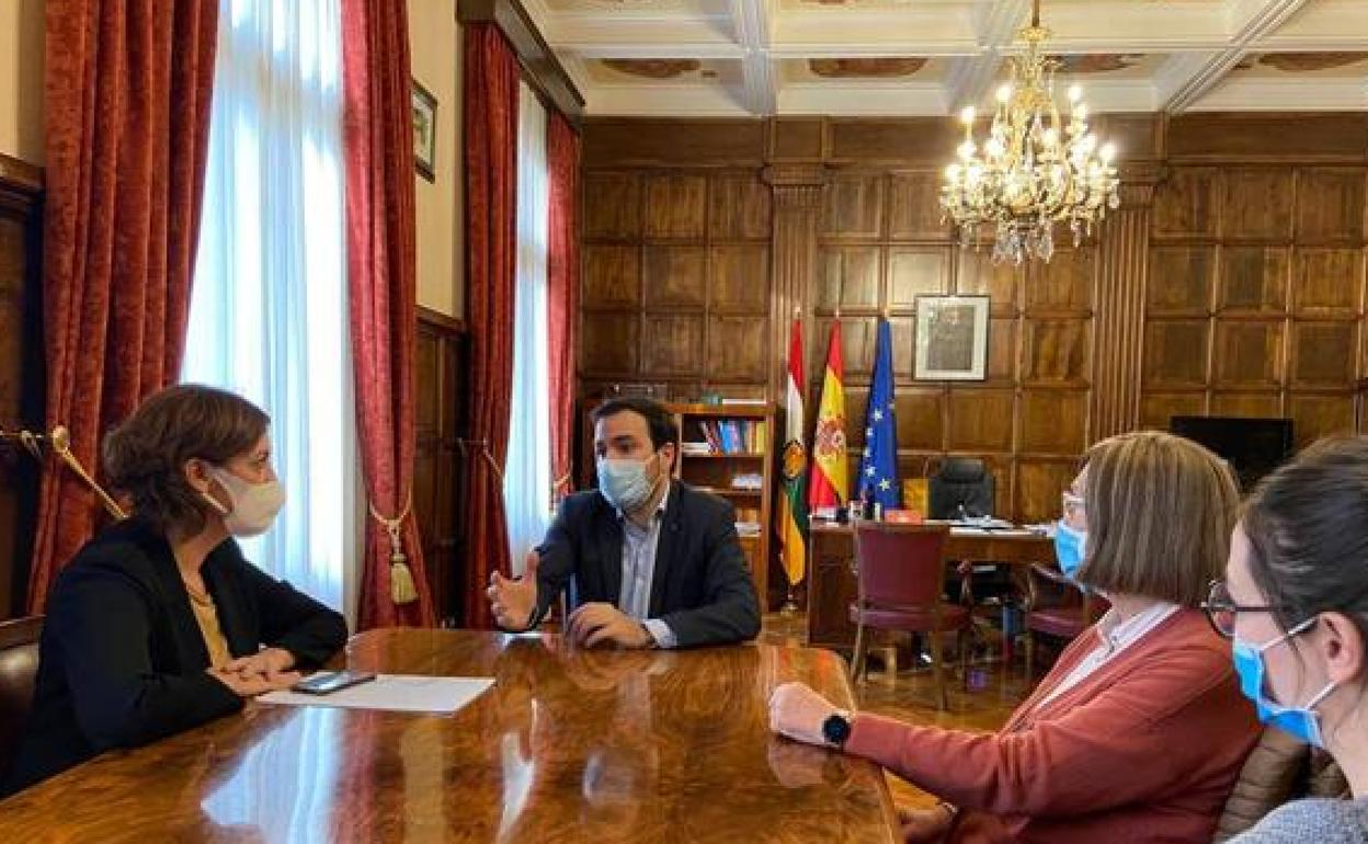 El ministro Garzón, en la Delegación del Gobierno.