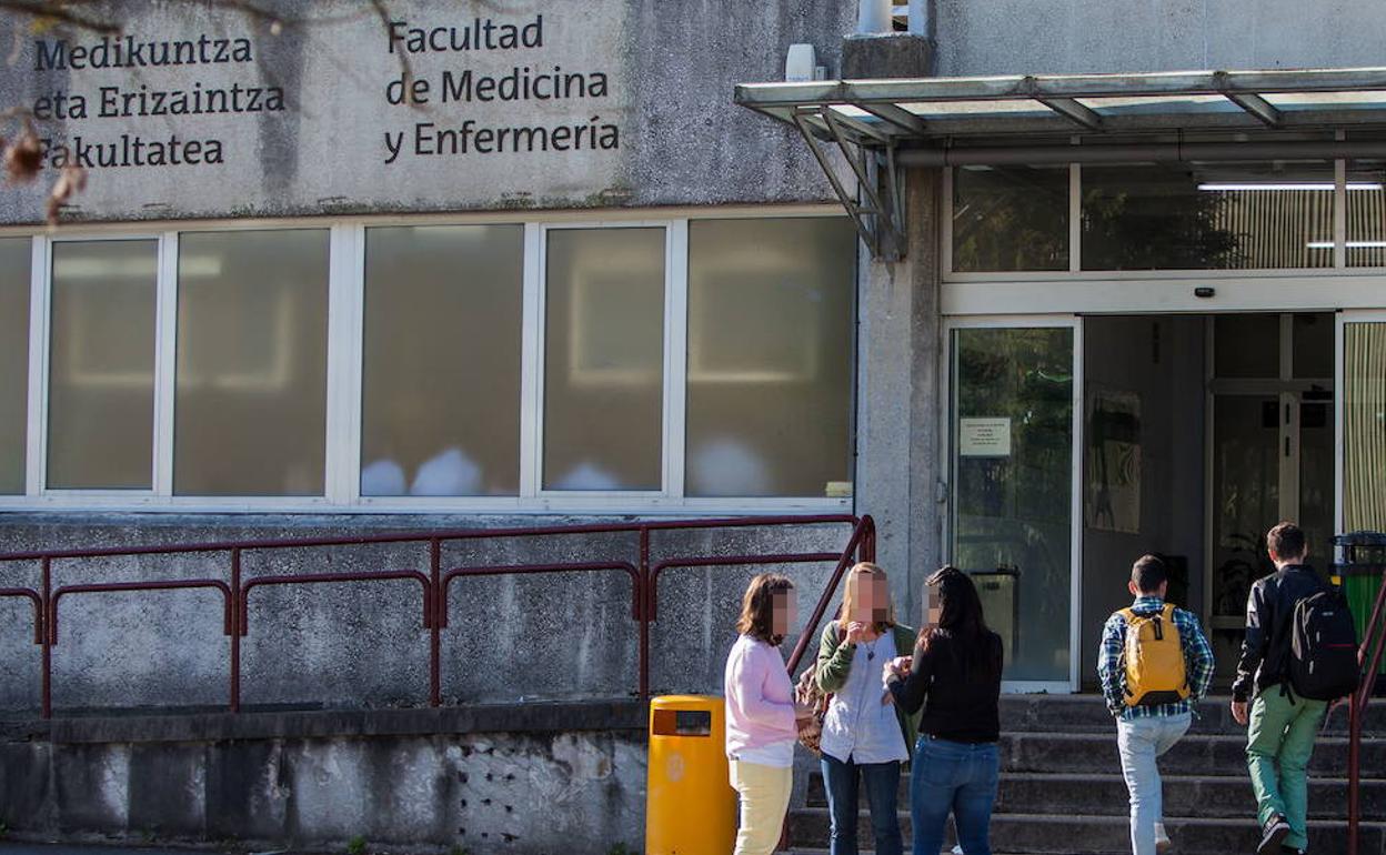Estudiantes charlan a las puertas de la facultad de Enfermería. 