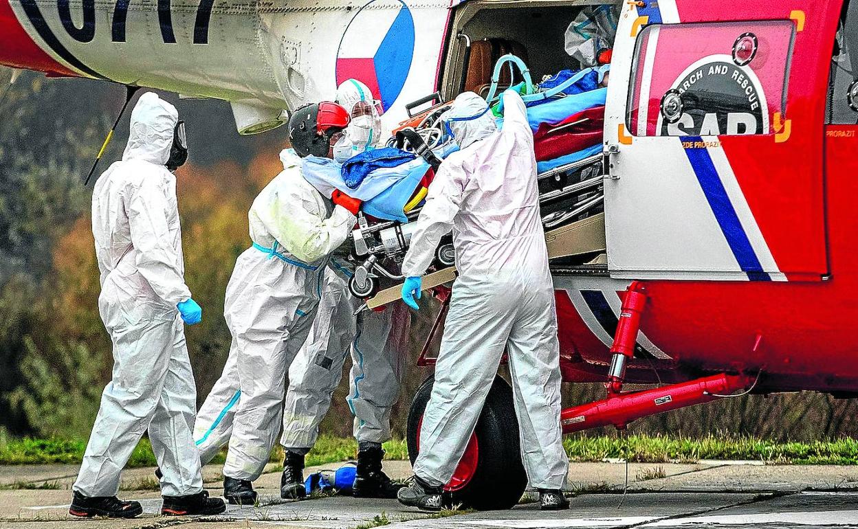 Sanitarios transportan en helicóptero a un paciente con coronavirus hasta el Hospital Universitario Motol en Praga. 