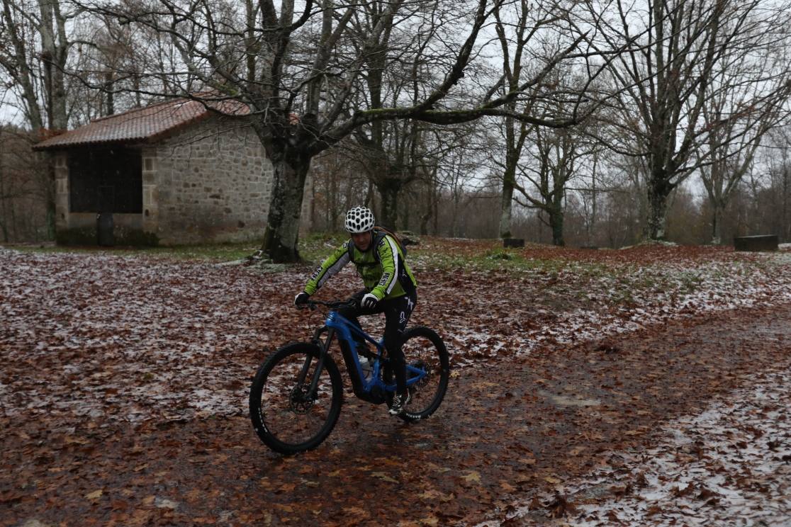 Algunos ciclistas se han acercado a Urkiola para disfrutar del paisaje nevado. 