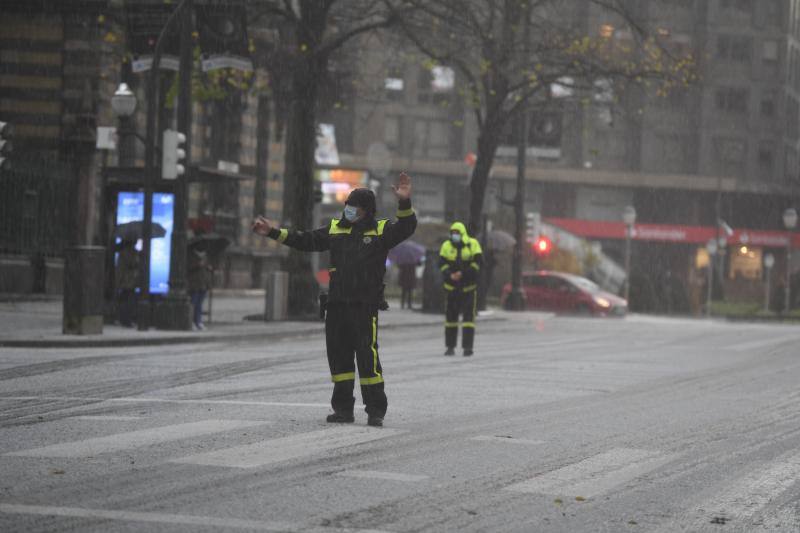 Varios semáforos se han estropeado a primera hora en Bilbao y la Policía Municipal ha tenido que dirigir el tráfico en algunas calles. 