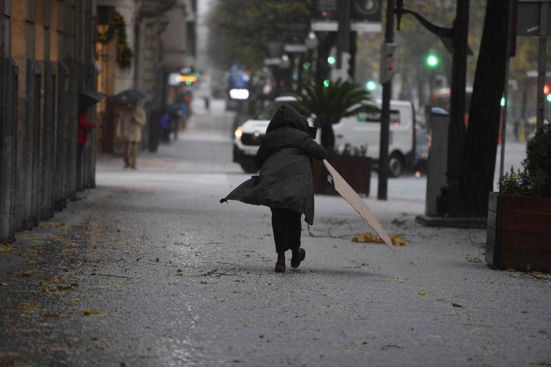 El temporal se ha dejado sentir en el centro de Bilbao desde primera hora. 