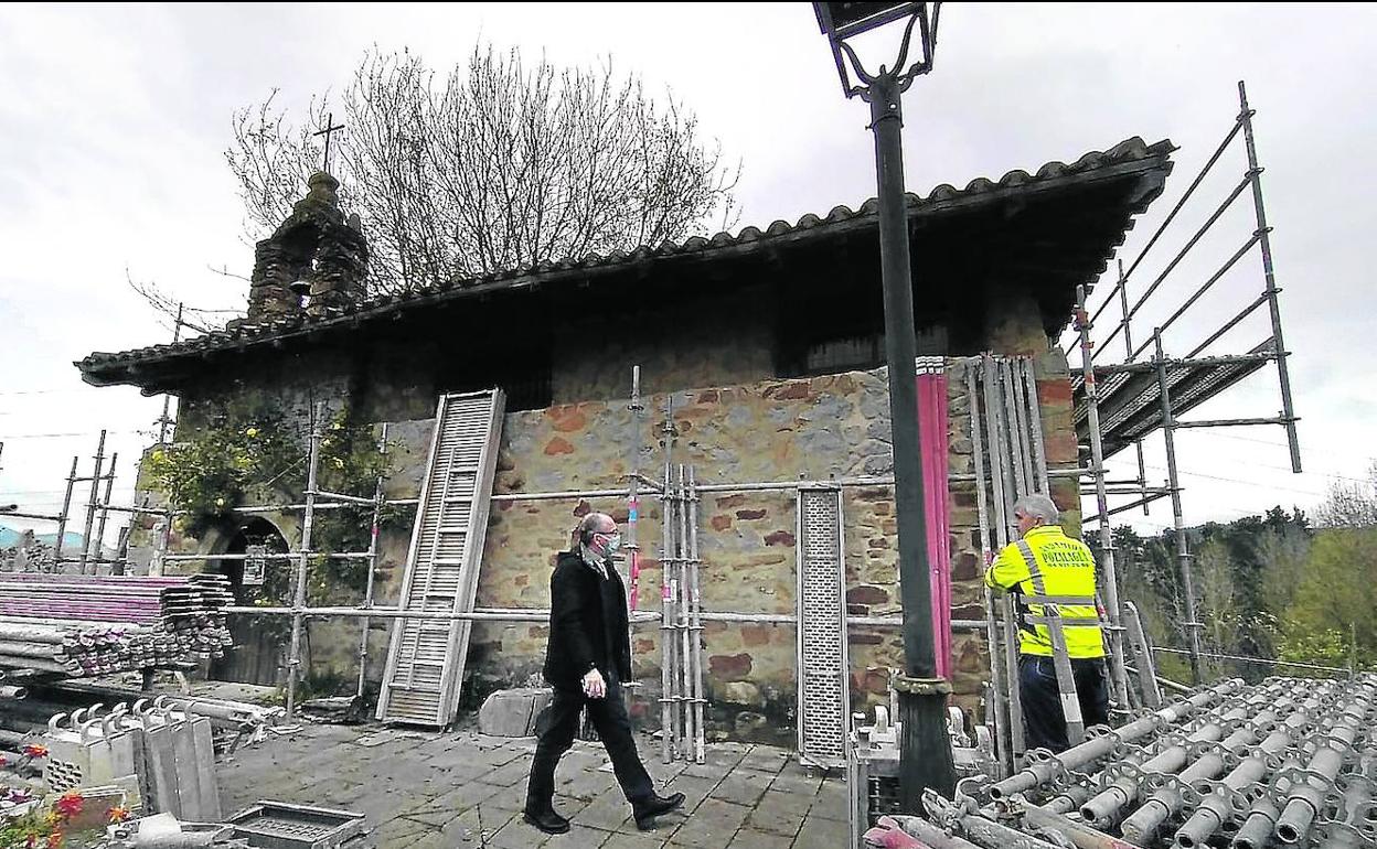 Operarios colocan los andamios para comenzar la obra de restauración del templo de Zaratamo.