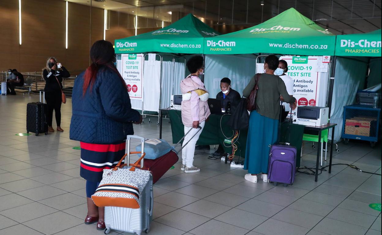 Viajeros se someten a pruebas PCR en el aeropuerto de Johannesburgo. 