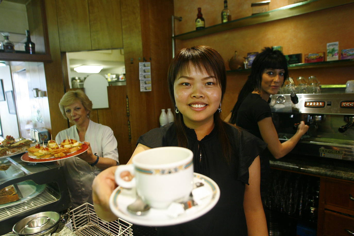 En 2007, Yongzhen comenzó a servir pintxos de tortilla y cafés en la cafetería Lascaray. Hoy sigue al frente de este negocio vitoriano.